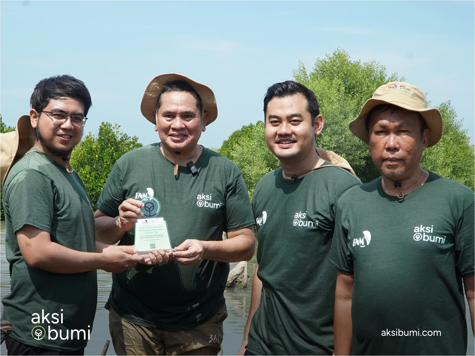 PT BNM Tbk CSR Mangrove Pantai Bahagia